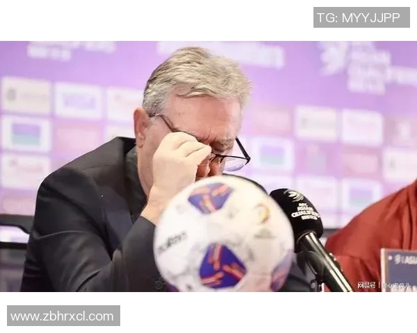 足球明星因腰伤困扰真实图片曝光引发球迷热议与关注