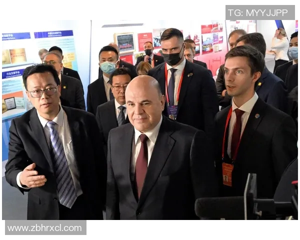 马克龙与足球明星的相似之处引发热议网友纷纷点赞与调侃 马克龙与足球明星的相似之处引发热议网友纷纷点赞与调侃